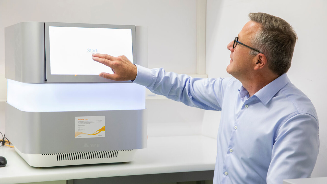 Laboraufnahme einer Person, die ein Illumina-Sequenziergerät (Next-Generation Sequencing, NGS) über einen Touchscreen startet. Das Bild steht für biotechnologische Analytik, genetische Identifikation und molekulare Untersuchungen – z. B. zur Authentizitätsprüfung, Speziesbestimmung oder mikrobiellen Charakterisierung in Lebensmittel- und Umweltproben.