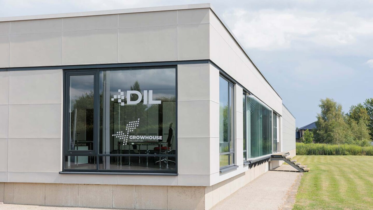dil-ev-beratung-innovation-hub-Innovationshub-fuer- Lebensmitteltechnologie-und-Start-ups Außenaufnahme eines modernen Gebäudes mit großer Glasfront und der Beschriftung „DIL – Growhouse Incubator“. Durch die Fenster sind Innenräume erkennbar; das Gebäude liegt in einer grünen Umgebung. Das Bild steht für den Innovationshub des DIL Deutsches Institut für Lebensmitteltechnik e.V., für Beratung, Gründungsförderung und die Entwicklung neuer Technologien und Geschäftsmodelle in der Lebensmittelbranche.