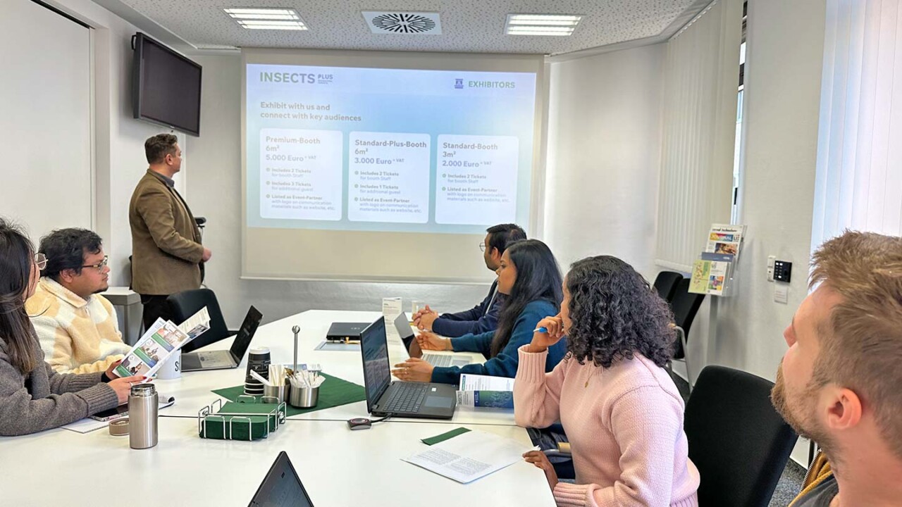 dil-ev-nachhaltigkeit-food-data-group-Teammeeting-zu-Nachhaltigkeit Meetingraum mit Teilnehmenden an einem Konferenztisch: Eine Person präsentiert Inhalte per Beamer, während das Team mit Laptops und Unterlagen die Präsentation verfolgt. Das Bild steht für Workshop-Formate, Wissenstransfer, Projektarbeit und datenbasierte Zusammenarbeit – z. B. in den Bereichen Food Data, Digitalisierung und Nachhaltigkeit in der Lebensmittelbranche.