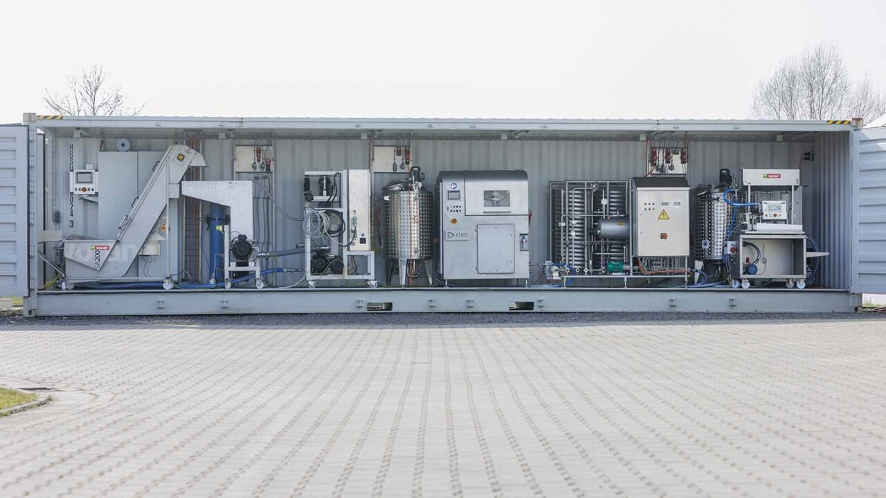 Panoramaansicht eines geöffneten Containers mit vollständig integrierter, modularer Prozesslinie aus Edelstahl – inklusive Pumpen, Tanks, Wärmetauschern und Steuerungstechnik. Die mobile Technikum-Anlage dient der Pilotierung, Skalierung und Optimierung innovativer Verfahren in der Lebensmittel- und Verfahrenstechnik. Das Bild steht für Advanced Technologies, praxisnahe Forschung und Technologietransfer vom Labor in den Pilotmaßstab.