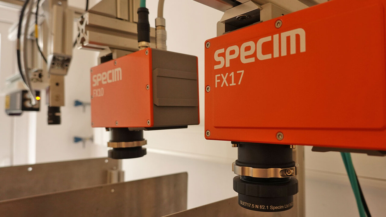 Nahaufnahme zweier Specim-Hyperspektralkameras (FX-Serie) an einer Messstation in einer Produktions- oder Versuchsumgebung. Die Kameras dienen der berührungslosen optischen Analyse von Produkten und Oberflächen. Das Bild steht für Automatisierungstechnik, Inline-Inspektion, digitale Qualitätssicherung und datenbasiertes Prozessmonitoring in der Lebensmittelverarbeitung.